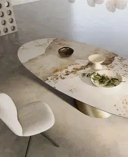 Jedálenské stoly DELIFE Jedálenský stôl Edge oválny 280x130 keramika Minas melange bielo-béžová Cono metalická zlatá