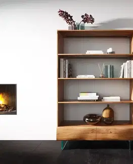 Voľne stojace knižnice DELIFE Policový systém New Live-Edge 115x150 cm akácia prírodná 2 zásuvky sklenená podstava závesný