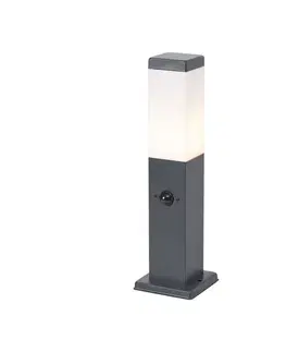 Zahradne stlpove lampy Vonkajšia lampa tmavosivá s opálovým sklom 45 cm IP44 so zásuvkou a snímačom pohybu - Malios