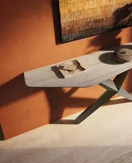 Konzolové stolíky DELIFE Konzolový stolík Edge polygonálny 180×50 cm keramika Laminam® Travertino Bianco krémovo biela Zentharo kov titánová farba efekt