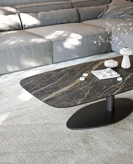 Konferenčné stolíky DELIFE Konferenčný stolík Edge zaoblený tvar 140x80 cm keramika Laminam® Noir Desir hnedá Vibany kov čierna