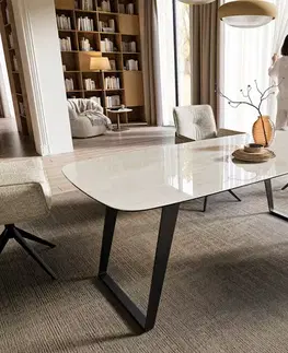 Jedálenské stoly DELIFE Jedálenský stôl Edge zaoblený tvar 200x100 cm keramika onyx šampanské kov šikmý čierna