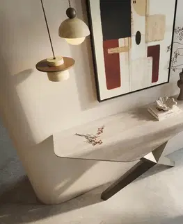 Konzolové stolíky DELIFE Konzolový stolík Edge polygonálny 140×50 cm keramika Laminam® Travertino Bianco krémovo biela Zentharo kov titánová farba