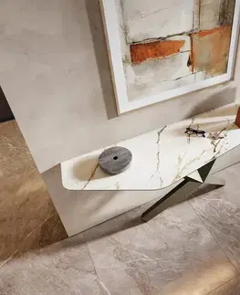 Konzolové stolíky DELIFE Konzolový stolík Edge polygonálny 180×50 cm keramika Calacatta Luxe bielo-zlato-šedá Zentharo kov titánová farba