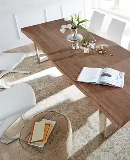 Jedálenské stoly DELIFE Jedálenský stôl Edge 300x100 XL akácia hnedá nerezová oceľ úzky Live-Edge