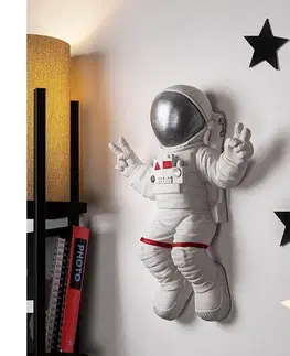 Obrazy  Nástenná dekorácia 47x35 cm astronaut strieborná 565TNL1172