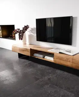 Televízne stolíky DELIFE TV stolík New Live-Edge 240 cm akácia prírodná 4 dvierka 1 priehradka závesná kov čierna