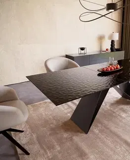 Jedálenské stoly DELIFE Jedálenský stôl Edge 180-220x100 reliéfne sklo dymovo čierna 3D dizajn podstava v tvare V plochá oceľ čierna rozkladací