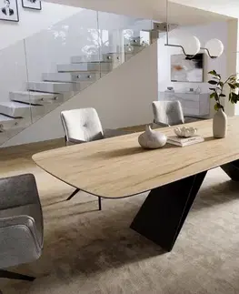 Jedálenské stoly DELIFE Jedálenský stôl Edge zaoblený 300×120 cm keramika Laminam® sabbia v dubovej farbe podstava v tvare V plochá oceľ čierna