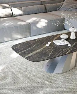 Konferenčné stolíky DELIFE Konferenčný stolík Edge zaoblený 140x80 cm keramika Laminam® Noir Desir hnedá Parabi nerezová oceľ kefovaná