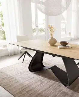 Jedálenské stoly DELIFE Jedálenský stôl Edge 180-220x100 keramika Laminam® piesková dubová farba podstava v tvare W čierna rozkladací