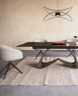 Jedálenské stoly DELIFE Jedálenský stôl Edge 180-220x100 reliéfne sklo dymovo čierna 3D dizajn podstava v tvare W efektová povrchová úprava titán rozkladací