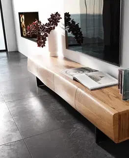 Televízne stolíky DELIFE TV stolík New Live-Edge 200 cm akácia prírodná 4 dvierka závesná kov čierna