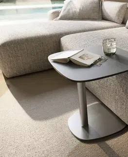 Odkládací stolky DELIFE Konferenčný stolík Edge zaoblený 50×50 cm keramika betónová sivá Eleny nerezová oceľ kefovaná