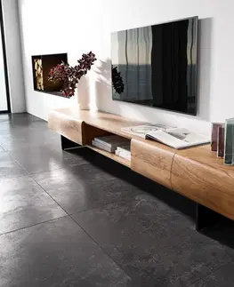 Televízne stolíky DELIFE TV stolík New Live-Edge 240 cm akácia prírodná 4 dvierka 1 priehradka závesná kov čierna