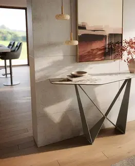 Konzolové stolíky DELIFE Konzolový stolík Edge polygonálny 140×50 cm keramika Minas melange bielo-béžová Spios kov titánová farba efekt