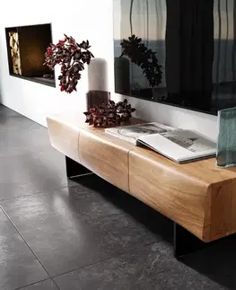 Televízne stolíky DELIFE TV stolík New Live-Edge 145 cm akácia prírodná 3 dvierka závesná kov čierna
