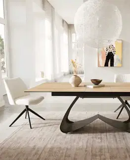 Jedálenské stoly DELIFE Jedálenský stôl Edge 180-220x100 keramika Laminam® sabbia v dubovej farbe podstava v tvare W titanové efektové prevedenie rozkladací
