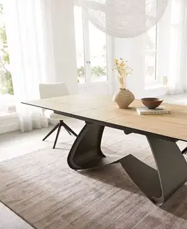 Jedálenské stoly DELIFE Jedálenský stôl Edge 180-220x100 keramika Laminam® sabbia v dubovej farbe podstava v tvare W titanové efektové prevedenie rozkladací