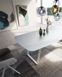 Jedálenské stoly DELIFE Jedálenský stôl Edge zaoblený tvar 240x120 cm reliéfne sklo perleť 3D dizajn kov šikmý biela
