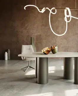 Jedálenské stoly DELIFE Jedálenský stôl Edge oválny 220x120 keramika Iris FMG Onice Oro Pilier kov efektová povrchová úprava titánová