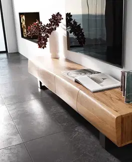 Televízne stolíky DELIFE TV stolík New Live-Edge 200 cm akácia prírodná 4 dvierka tenká podstava nerezová oceľ kefovaná