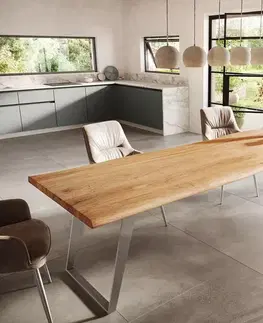 Jedálenské stoly DELIFE Jedálenský stôl Edge 300x100 cm akácia prírodná nerezová oceľ strieborná skosený Live-Edge