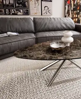 Konferenčné stolíky DELIFE Konferenčný stolík Edge organický 140x76 cm keramika Laminam® Emperador Extra Lucidato tmavohnedá Sarity nerezová oceľ kefovaná