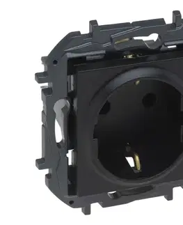 Predlžovacie káble Legrand - Zásuvka do domácnosti SCHUKO 250 V/16 A NILOE STEP čierna 863521B