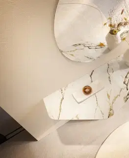 Konzolové stolíky DELIFE Konzolový stolík Edge polygonálny 140×50 cm keramika Calacatta Luxe bielo-zlato-šedá Spios kov titánová farba