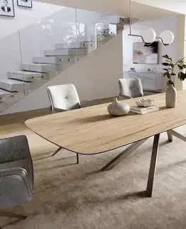 Jedálenské stoly DELIFE Jedálenský stôl Edge zaoblený 300×120 cm keramika Laminam® sabbia v dubovej farbe krížová podstava nerezová oceľ grafitová