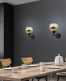 Nástenné svetlá Čierno-zlatá zrkadlová nástenná lampa s tienidlom z tepaného skla Cromina Gold