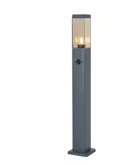 Zahradne stlpove lampy Vonkajšia lampa tmavosivá s dymovým sklom 80 cm IP44 so zásuvkou a snímačom pohybu - Malios