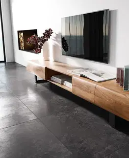 Televízne stolíky DELIFE TV stolík New Live-Edge 240 cm akácia prírodná 4 dvierka 1 priehradka kovová tenká podstava čierna