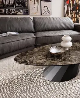 Konferenčné stolíky DELIFE Konferenčný stolík Edge organický 140x76 cm keramika Laminam® Emperador Extra Lucidato tmavohnedá Parabi kov čierna