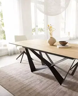Jedálenské stoly DELIFE Jedálenský stôl Edge 180-220x100 keramika Laminam® Sabbia dubová farba Spider plochá oceľ čierna rozkladací