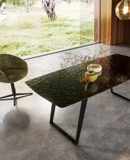 Jedálenské stoly DELIFE Jedálenský stôl Edge zaoblený tvar 200x100 reliéfne sklo dymovo čierna 3D dizajn kov šikmý čierna
