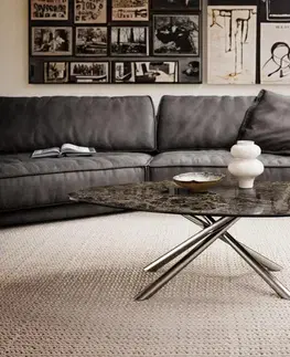 Konferenčné stolíky DELIFE Konferenčný stolík Edge organický 140x76 cm keramika Laminam® Emperador Extra Lucidato tmavohnedá Sarity nerezová oceľ kefovaná