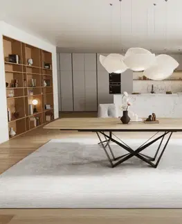 Jedálenské stoly DELIFE Jedálenský stôl Edge zaoblený tvar 240-300×120 cm keramika Laminam® sabbia dubová farba pavúk plochá oceľ čierna rozkladací