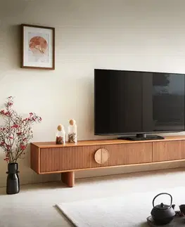 Televízne stolíky DELIFE TV stolík Surimu 240 cm akácia svetlohnedá 4 dvierka korková rukoväť drevené nohy