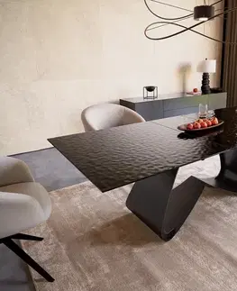 Jedálenské stoly DELIFE Jedálenský stôl Edge 180-220x100 reliéfne sklo dymovo čierna 3D dizajn podstava v tvare W čierna rozkladací