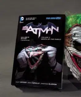 Cudzojazyčná literatúra Batman - Death of the Family Mask and Book - Greg Capullo