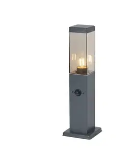 Zahradne stlpove lampy Vonkajšia lampa tmavosivá s dymovým sklom 45 cm IP44 so zásuvkou a snímačom pohybu - Malios