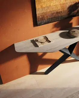 Konzolové stolíky DELIFE Konzolový stolík Edge polygonálny 180×50 cm keramika Laminam® Travertino Bianco krémovo biela Zentharo kov čierna