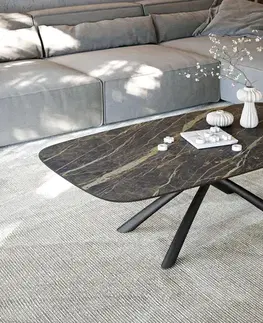 Konferenčné stolíky DELIFE Konferenčný stolík Edge zaoblený tvar 140x80 cm keramika Laminam® Noir Desir hnedá Sarity kov čierna