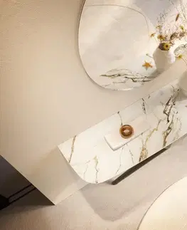 Konzolové stolíky DELIFE Konzolový stolík Edge zaoblený tvar 140×40 cm keramika Calacatta Luxe bielo-zlato-šedá Estelo kov titánová farba