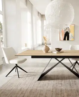Jedálenské stoly DELIFE Jedálenský stôl Edge 180-220x100 keramika Laminam® sabbia v dubovej farbe podstava v tvare V plochá oceľ čierna rozkladací