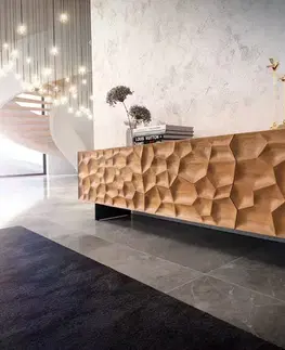 Televízne stolíky DELIFE TV stolík Solu 220 cm akácia prírodná 2 dvierka 4 zásuvky závesná kov čierna 3D čelá