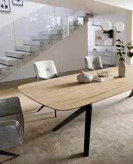 Jedálenské stoly DELIFE Jedálenský stôl Edge zaoblený 300×120 cm keramika Laminam® Sabbia dubová farba Zenthara hranatý kov čierny