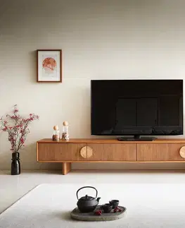Televízne stolíky DELIFE TV stolík Surimu 240 cm akácia svetlohnedá 4 dvierka korková rukoväť drevené nohy